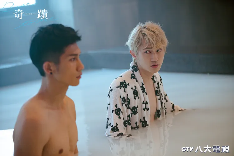 姜典（右）、陳柏文《奇蹟》中拍攝浴池戲，坦言當下是冷水。八大提供