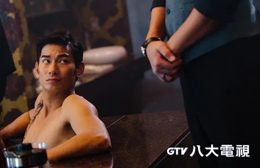 亮哲裸身泡湯放送肌肌 為尬贏小鮮肉飲食控制1個月