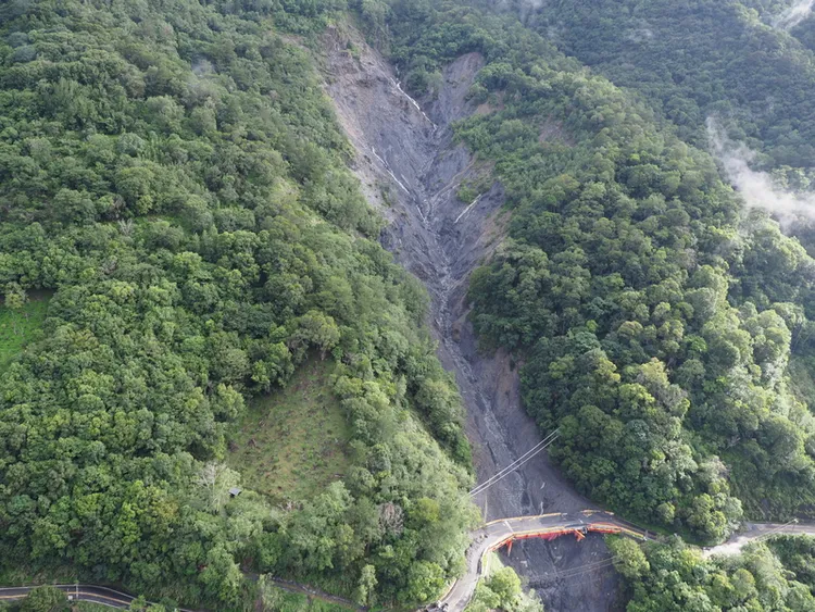 南投縣仁愛鄉近日暴雨釀災，奧萬大聯外道路多處坍塌無法通行，其中7.6公里處石灰坑、8.4公里處崩塌最嚴重，且石灰坑橋遭土石撞擊，需進一步評估橋梁結構安全。中央社（林業署南投分署提供）
