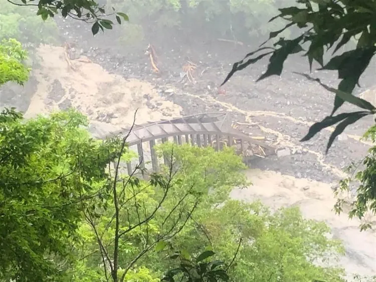奧萬大清水橋遭土石流淹沒，讓人看得怵目驚心。民眾提供