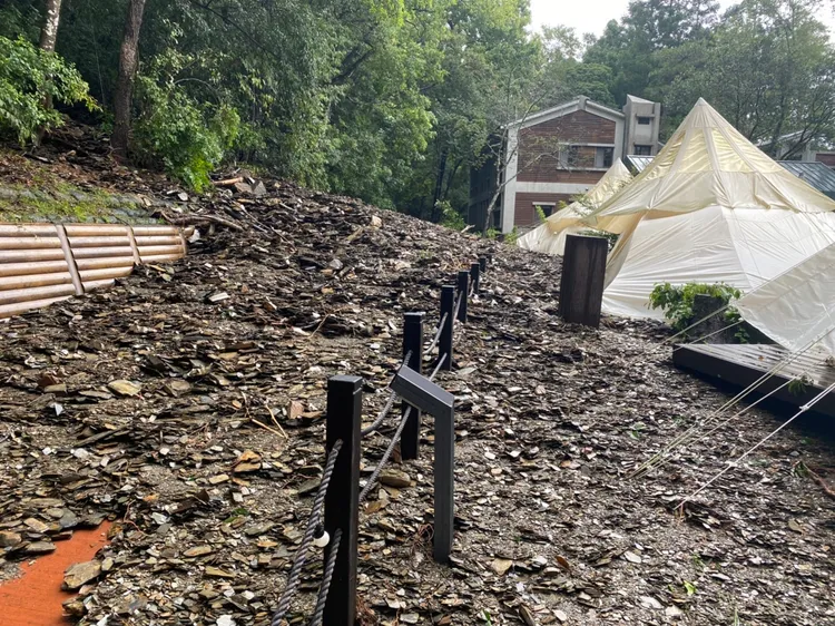 奧萬大國家森林遊樂區露營場也被土石流淹沒慘況。民眾提供