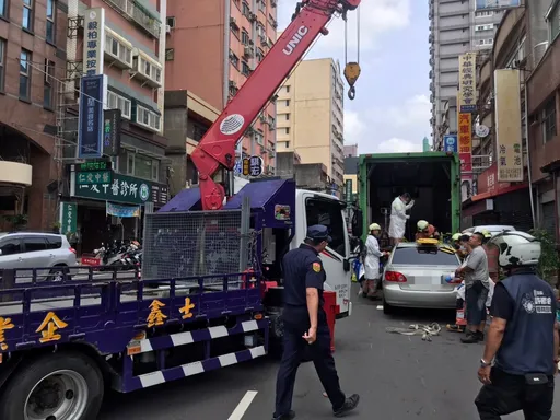 騎士遭大貨車、轎車夾擊受困　警消助脫困送醫命危