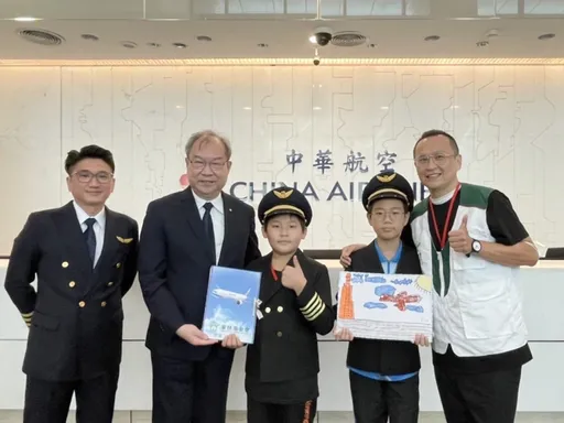 不用去夏威夷也能當回柯南!華航公益機師體驗營 30童化身飛行員