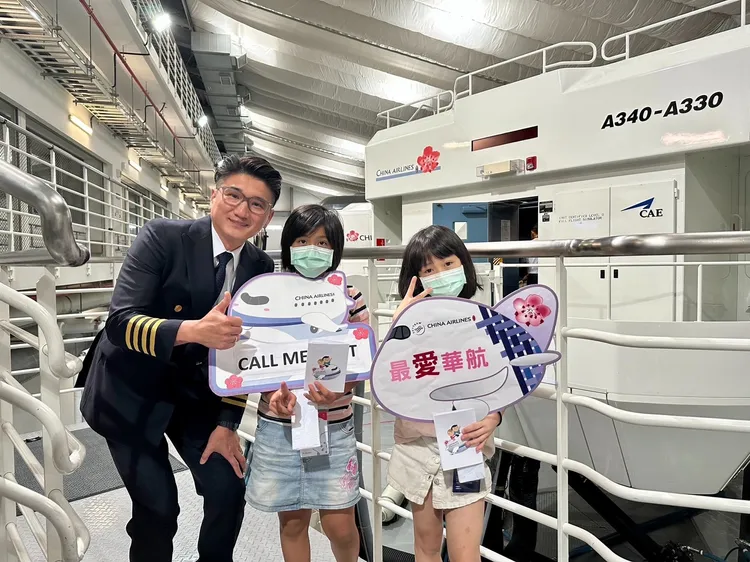 華航A330機隊總機師張棋和（左一）親自指導孩童飛航知識。業者提供