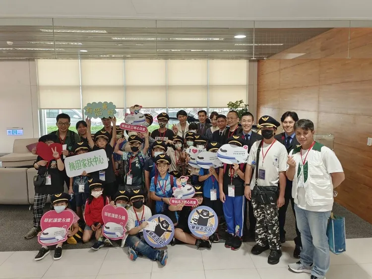 華航公益機師營圓滿成功，孩童與家扶中心代表開心合影留念。業者提供