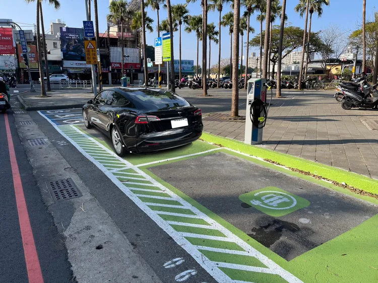 電動車專屬智慧停車格，還提供充電服務。市府提供