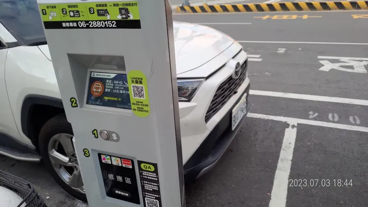 讀者楊先生停好車發現，柱上資訊未更新，計費繼續算前車的。楊先生提供