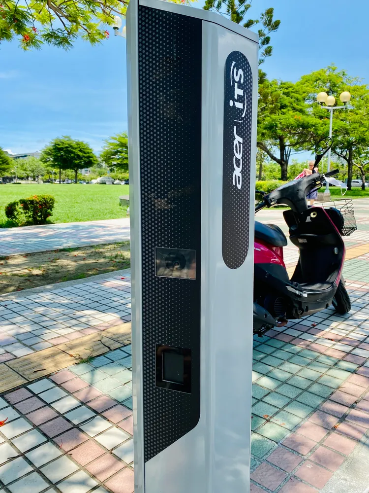 停車柱側邊各設置1個鏡頭進行前後車牌判讀。王志弘攝