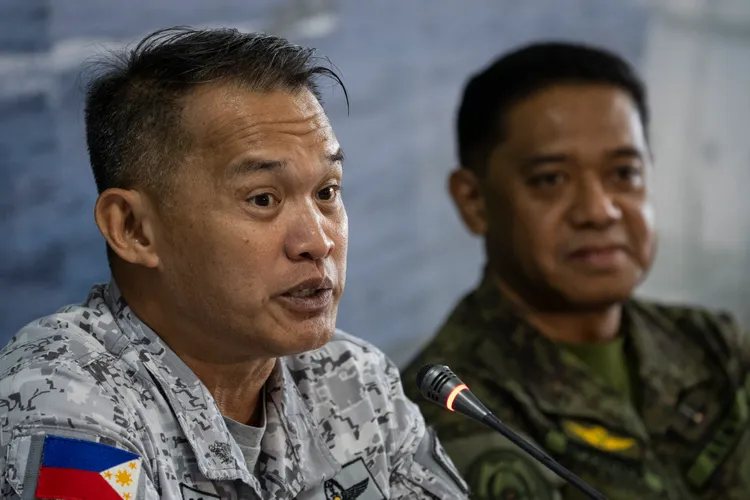 菲律賓西部軍區司令卡洛斯中將（Alberto Carlos，左）與參謀總長布勞納。