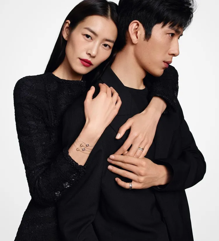 劉雯（左）貼出和井柏然的親暱合影，雖是為香奈兒拍攝的形象照，但粉絲認為這就是另種形式的官宣。翻攝劉雯IG