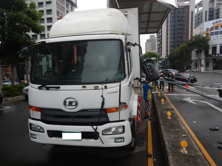 大貨車上掀式車門未關，撞倒號誌桿。民眾提供