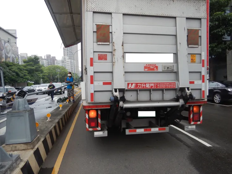 整座號誌、路燈桿被撞倒。民眾提供