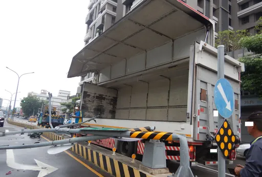 大貨車天兵駕駛忘關「鷗翼車門」 路口擊倒號誌燈桿!1轎車遭波及