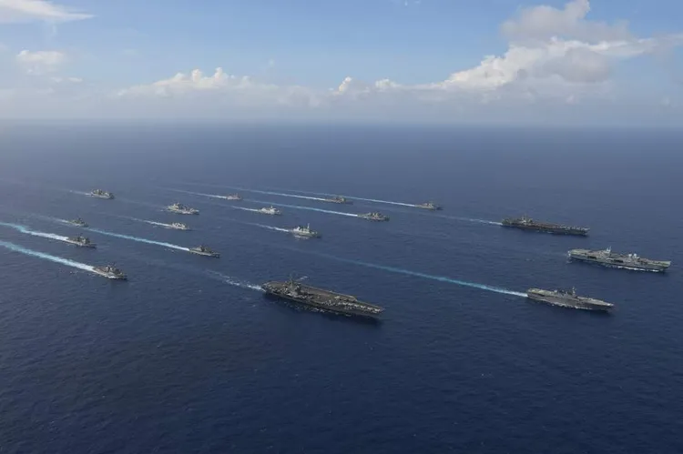 日本已經成立網戰司令部24小時監控網路，以強化美日軍事互信合作。圖為美日聯合海上軍事演習。資料照片