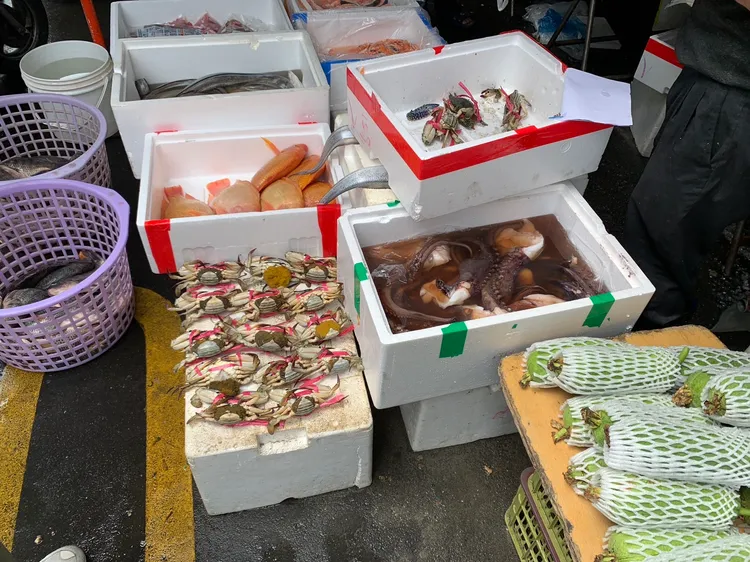 員林市華成市場攤販違法販賣抱卵母蟹。彰化縣政府提供