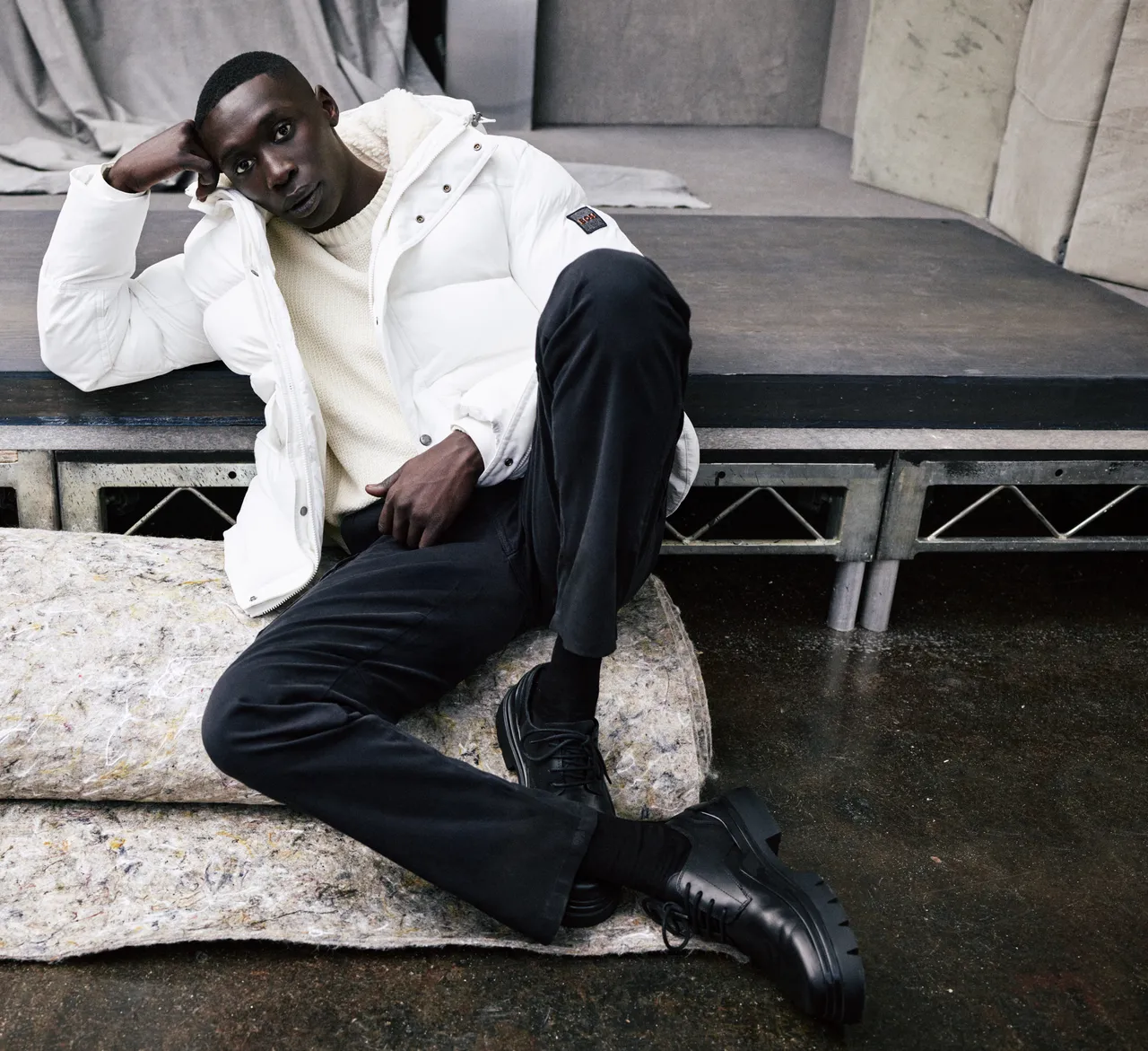 TikTok 创作红人Khaby Lame拍摄BOSS 2023秋冬系列广告企划。品牌提供