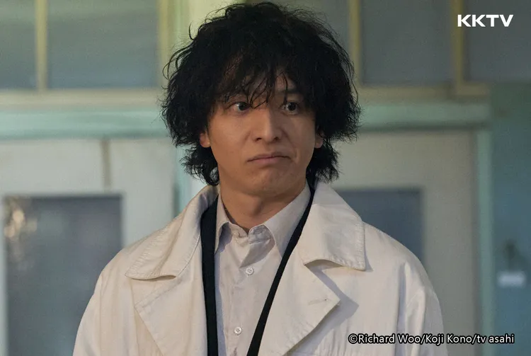 生田斗真劇中頂著爆炸頭，變身暗黑英雄除惡。KKTV提供