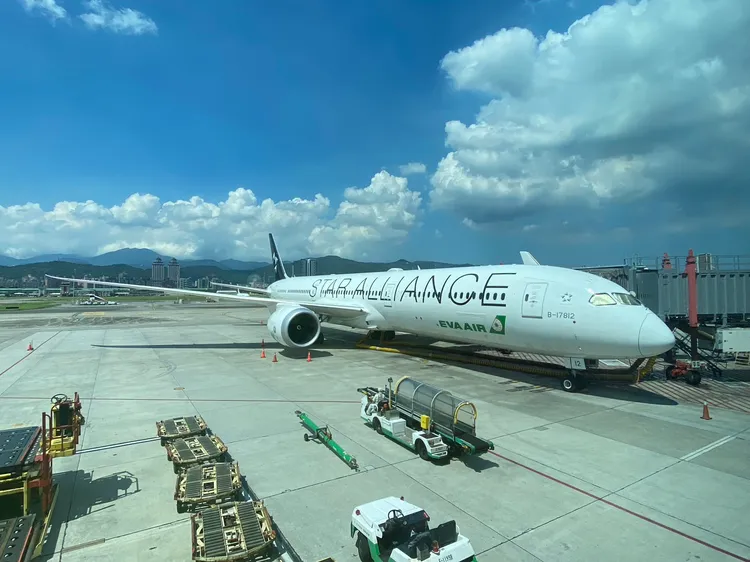 長榮航空以全球首架波音787-10星空聯盟塗裝機執行松山-羽田首航。陳怡文攝