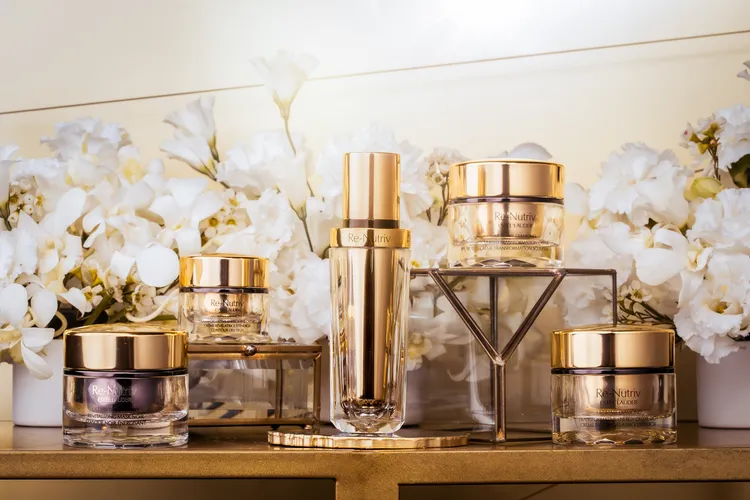 雅詩蘭黛白金級黑鑽松露系列，是品牌旗下的頂奢保養作。品牌提供