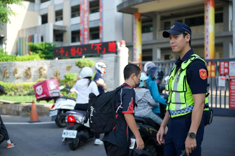 一堆媽媽問「可以派這名警察來學校嗎？」翻攝自TCPB 局長室 