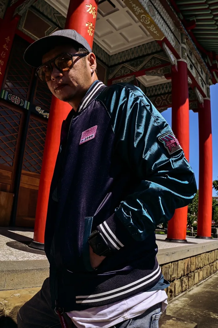 青年事務諮詢委員會外套極有特色。翻攝畫面