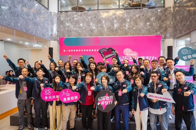 首屆青年事務諮詢委員會今日成立，周春米縣長親授聘書。翻攝畫面