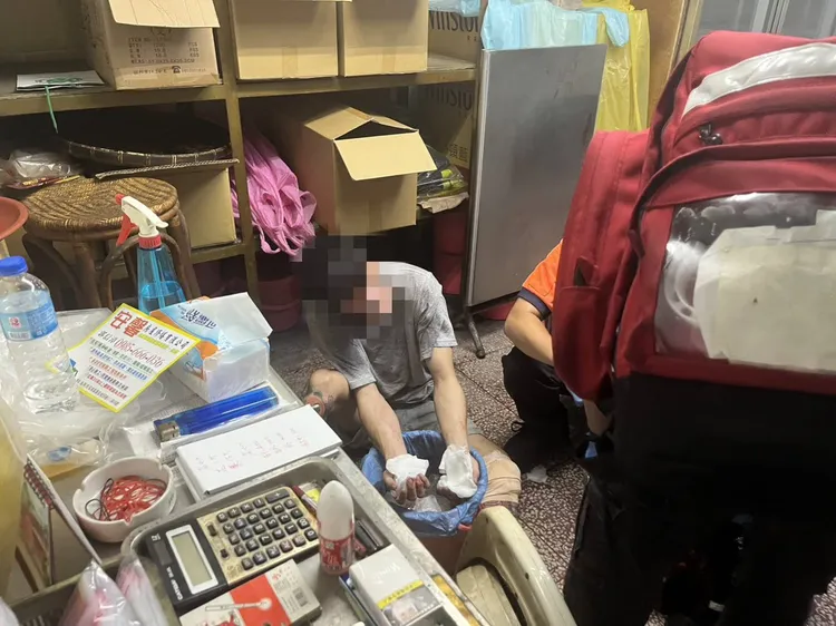 謝男忍痛逃到檳榔攤，躲在桌底下。讀者提供