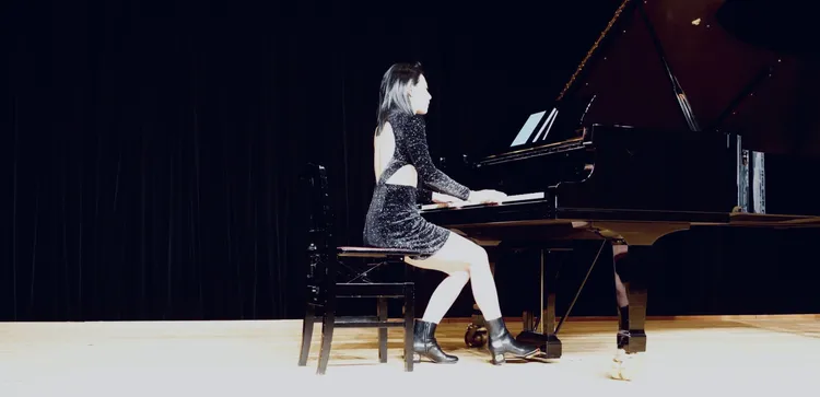 決賽時，庭庭上台彈奏鋼琴，非常緊張。本人提供