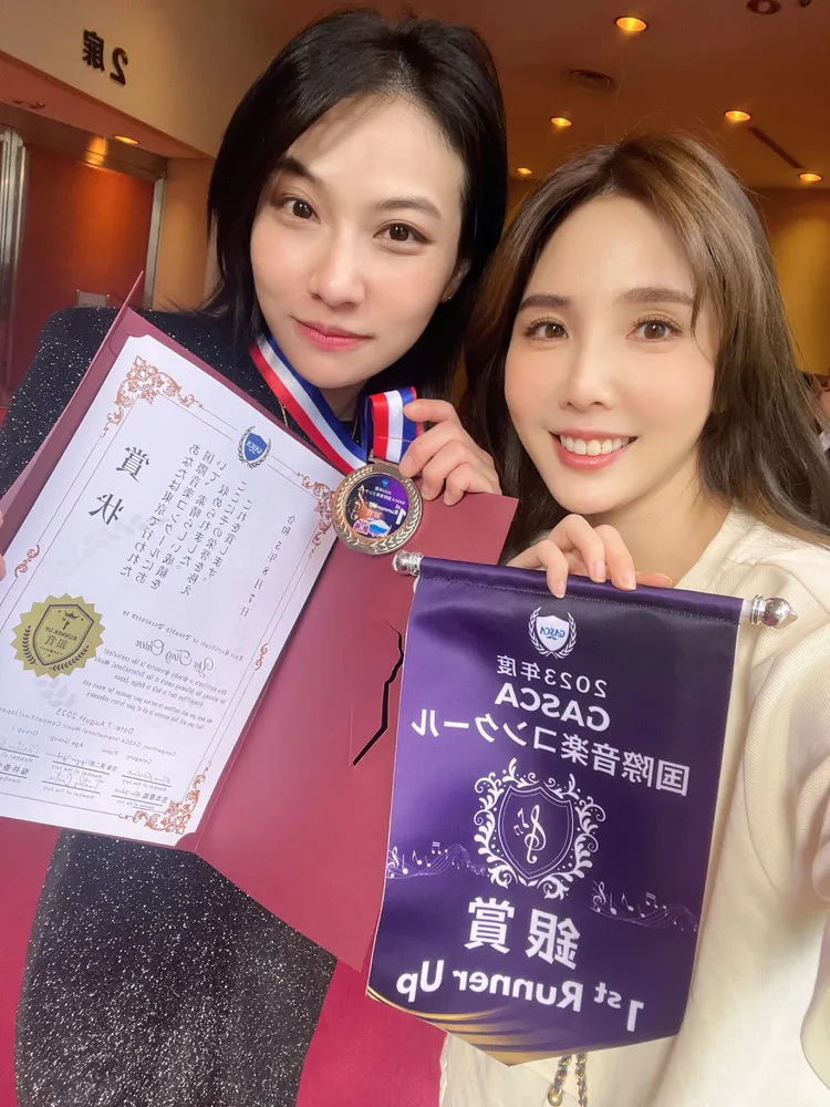 賽後，庭庭（左）和前主播朱琦郁相約吃燒肉慶功。本人提供