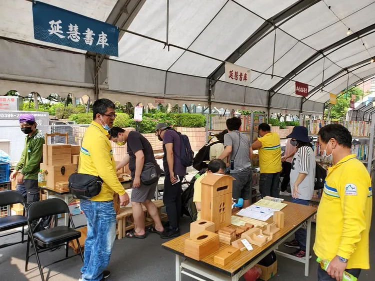 現場還有延慧書市優惠。翻攝內湖再生家具展示場臉書粉絲頁