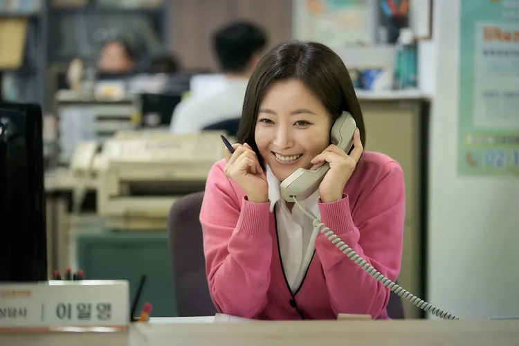 金喜善片中飾演像朋友一班的媽媽。車庫娛樂提供