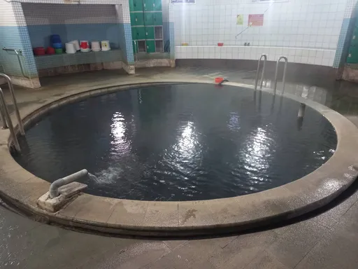 卡努狂襲陽明山暴雨釀禍!前山公共浴池水質黑壓壓 暫停泡湯