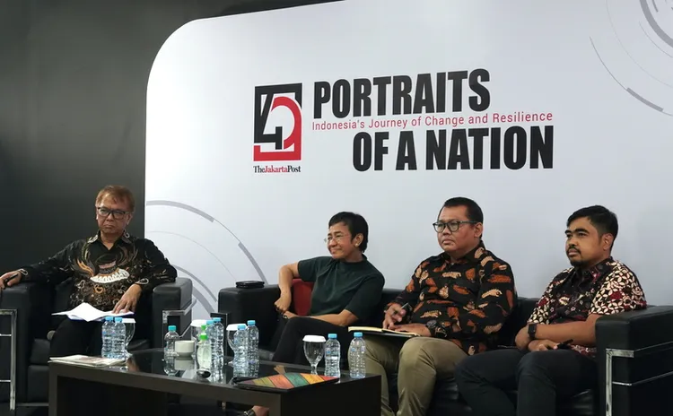 諾貝爾和平獎得主、菲律賓媒體Rappler執行長瑞薩（左2）出席8日在印尼雅加達舉行的「假新聞和假訊息： 如何在2024年大選前應對這些民主威脅」論壇。中央社