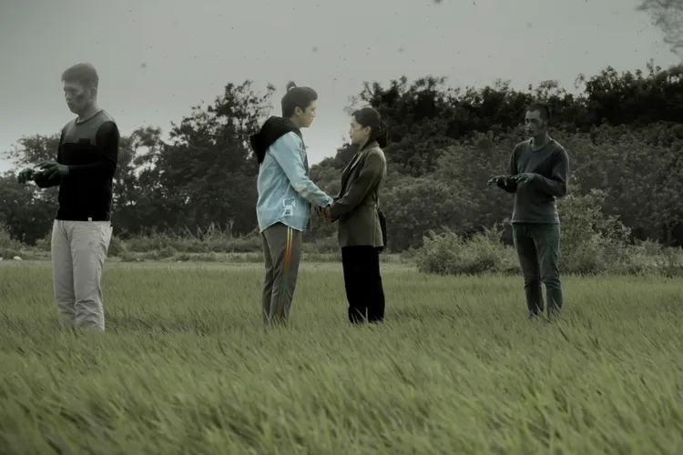 林哲熹（左二）劇中帶著女友嚴正嵐（右二）進入地獄事業殿。風起娛樂提供