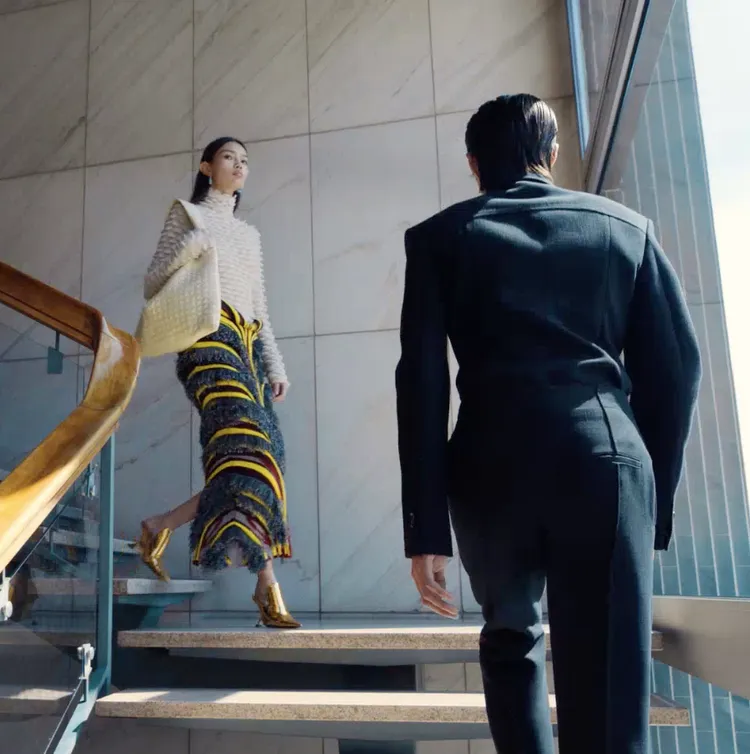 系列影片中BOTTEGA VENETA透過電梯、樓梯、街頭等場景，記錄下不同樣貌之人擦肩、偶遇的過程。品牌提供