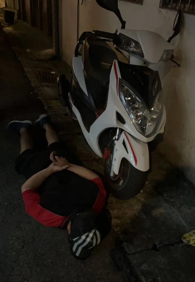 警方制伏謝男。桃園警分局提供