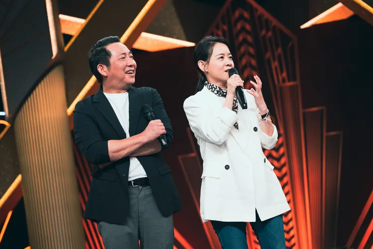 屈中恆（左）、曾寶儀本週擔任飛行評審。三立提供