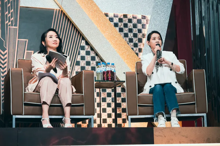 陶晶瑩（左）、曾寶儀一旁見眾人激烈辯論。三立提供