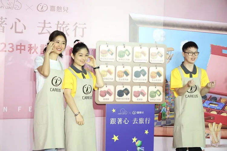 林心如（左）和喜憨兒互動。攝影中心攝