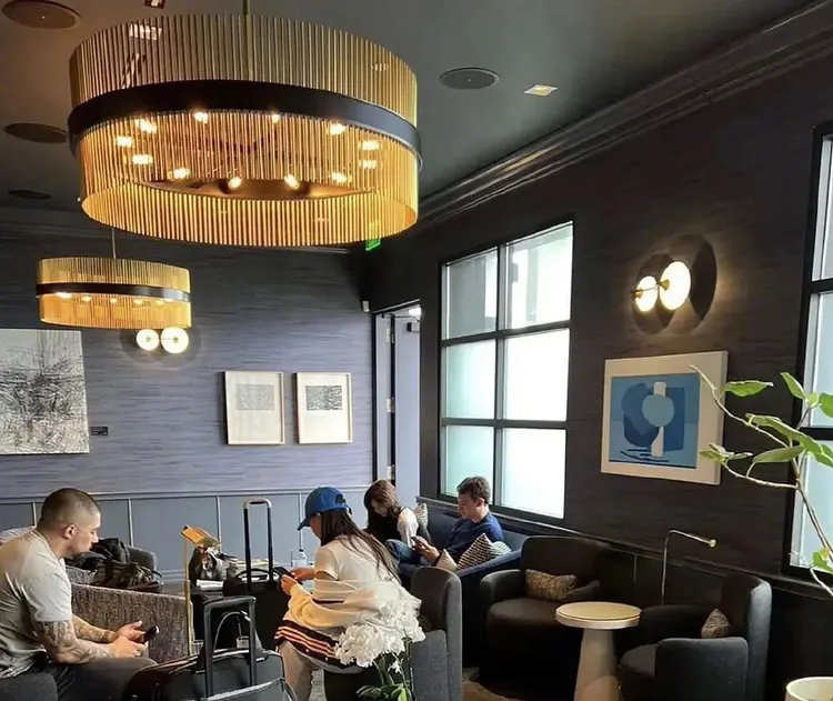 拍照網友說很幸運看到Lisa，網友說最左是保鏢，左二是Lisa助理Alice。