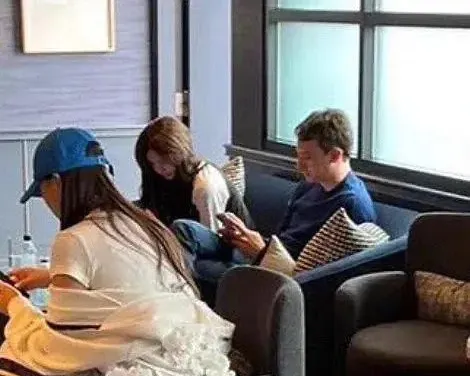 疑似Lisa（中）與Frédéric在私人飛機候機室裡休息。