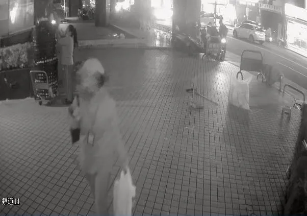 婦人在案發當天疑提著尿液進入該大樓。翻攝畫面