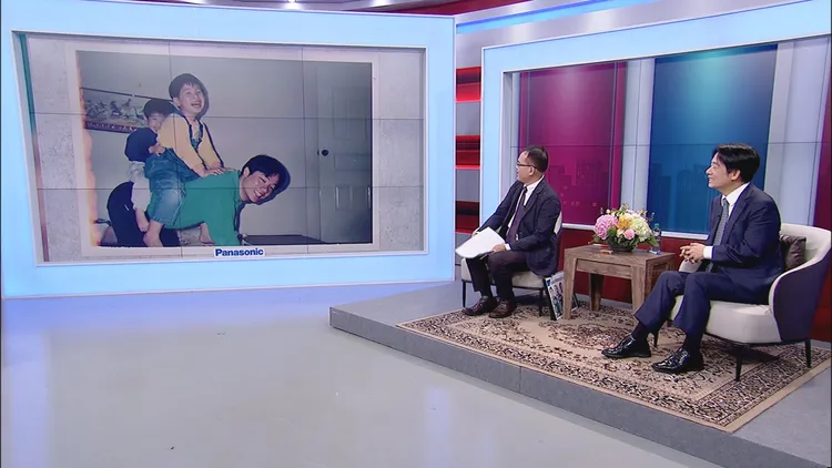 賴清德（右）秀出當2兒坐騎的照片。三立提供