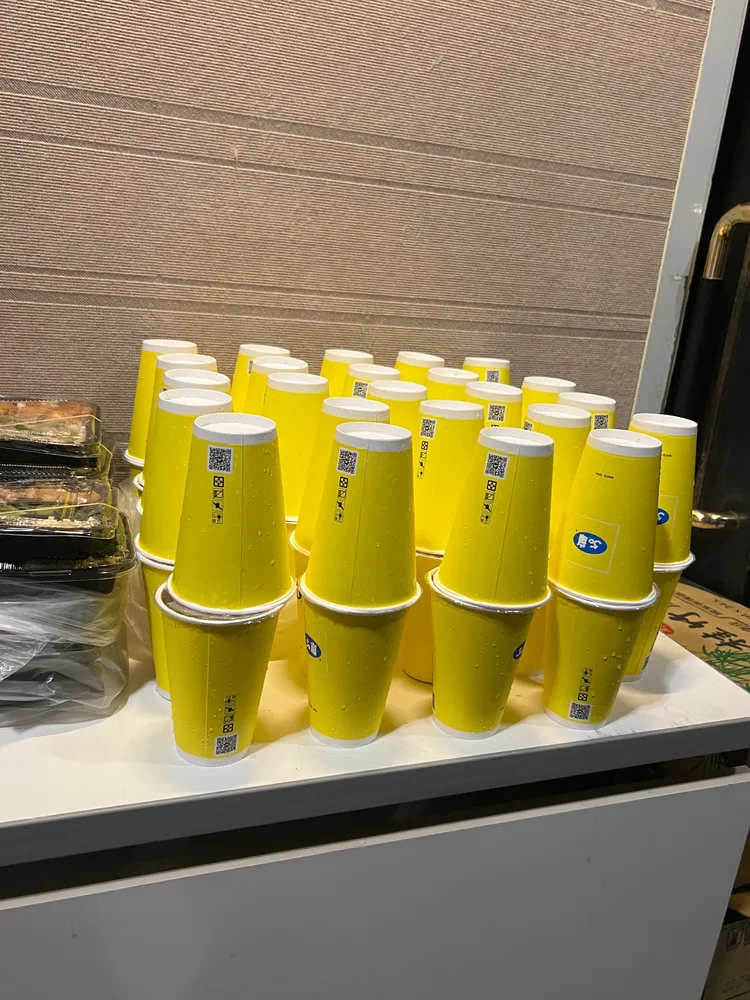 黃旼炫的經紀公司PLEDIS娛樂請媒體喝80杯手搖飲。陳薇安攝