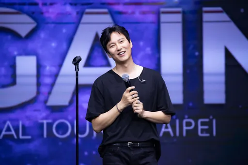 金南佶出道24年首來台突「雙膝下跪」 玩遊戲腳抽筋喘到想回家