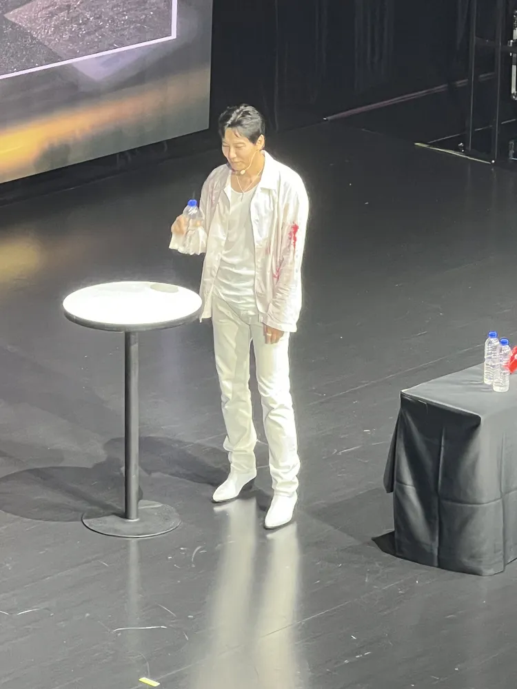 金南佶玩遊戲玩到氣喘吁吁、腳抽筋，不停喝水。讀者提供