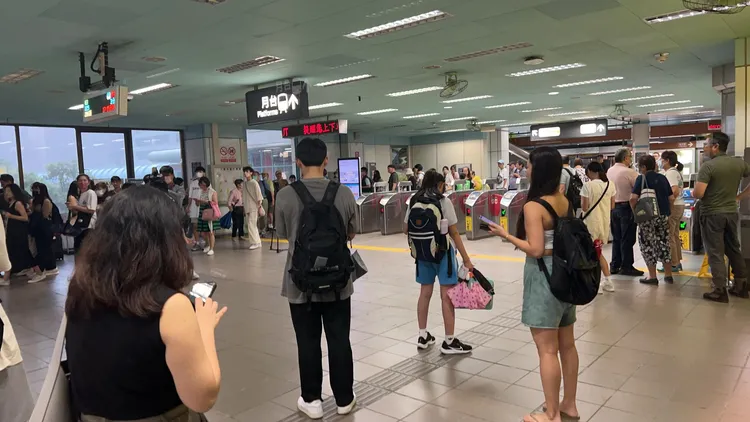 民眾卡在車廂內20分鐘，走出捷運站後心情才放鬆。民眾提供