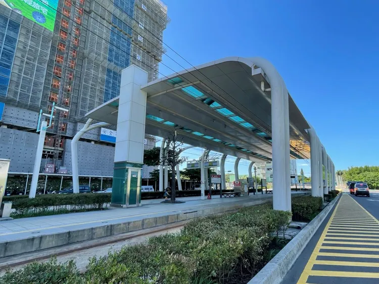 淡海輕軌濱海沙崙站新商圈發展中，未來淡海大橋完工後，交通便利性可再提升。永慶房產集團提供