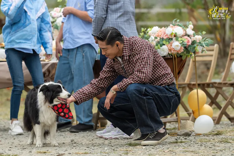 AKIRA與毛小孩相處悠然自得。TVBS提供