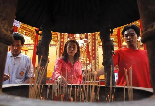 涉洗錢案?福建口音神祕男 為 「懺悔」願捐千萬新元蓋廟